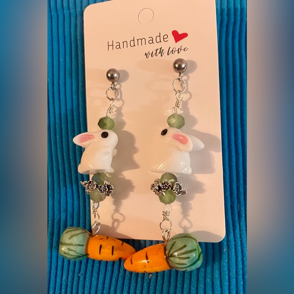❌❌SOLD❌❌Cute Bunny and Carrot Earrings - Picture 3 of 4